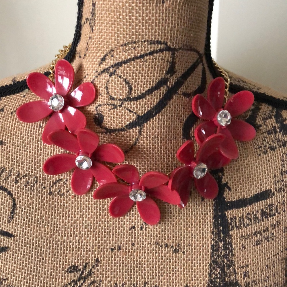 Adorable red flower necklace w/rhinestone center